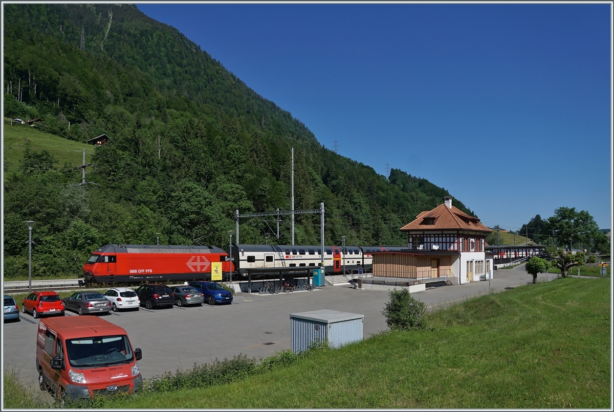 Bei Mülenen ist eine SBB Re 460 mit ihrem IC auf dem Weg nach Brig (via LBT). Doch weit mehr als der Zug interessiert das schmucke, herrlich renovierte Bahnhofsgebäude, auch wenn es seinem ehemaligne Verwendungszweck nicht mehr nachkommt. 

14. Juni 2021