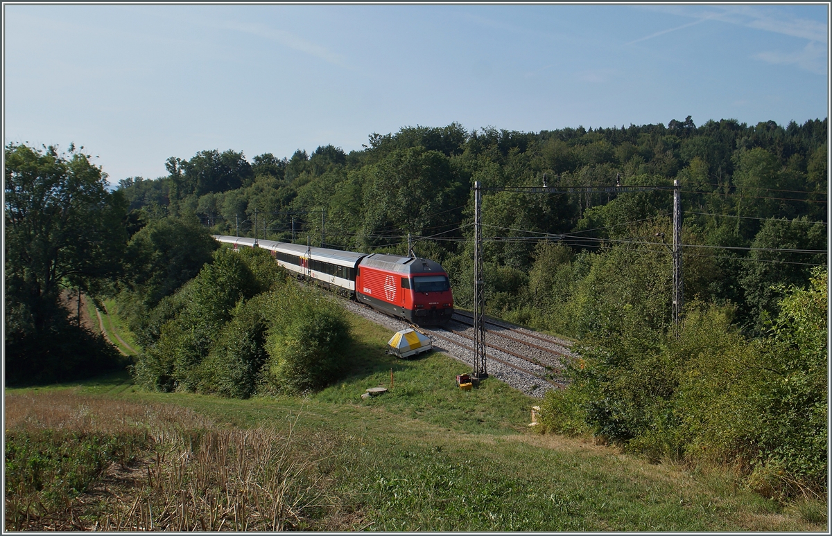 Bei Neyruz und im weiteren Streckenverlauf Richtung Rosé stehen wohl noch die letzten alten, aber sehr filigranen Fahrleitungsmaste zwischen Genève und St.Gallen.
Eine Re 460 schiebt ihren IR kurz nach Rosé Richtung Genève . 
6. August 2015