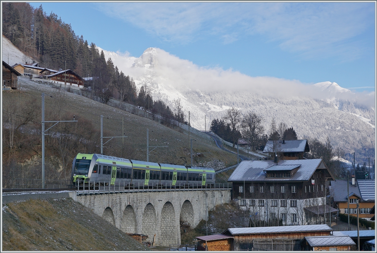 Bei der Rückfahrt des nun allein verkehrenden BLS  Lötsachberger  RABe 535 117 eine gute Viertelstunde später sorgte schon ein Hauch von Sonne für hellere Verhältnisse. Der BLS RABe 535 117 ist als R 6816 in Richtung Spiez bei Garstatt unterwegs. 

3. Dezember 2020