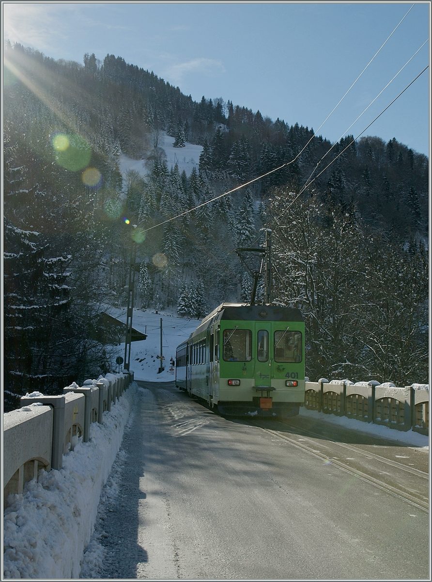 Bei starkem Gegenlicht fährt ein ASD Regionalzug Richtung Les Plachens. 
25. Jan. 2014