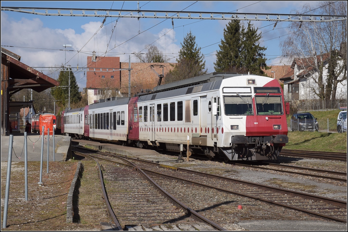 Besuch im Elsgau, heute bekannt als Ajoie.

Im Bahnhof von Bonfol steht überraschenderweise ein NPZ im TPC-Kleid bereit für die Fahrt auf der CJ-Strecke nach Porrentruy. Es ist RBDe 567 181. Februar 2022.
