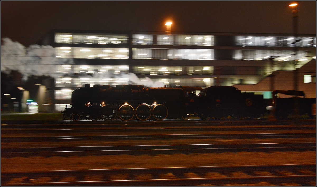 Besuch der Grande Dame 241-A-65 in Konstanz.

Wieder Rangieren mit dem Zug zum Bahnsteig. Die Fahrgäste haben sich am Weihnachtsmarkt ausgetobt und warten nun auf die Heimfahrt. Dezember 2015.