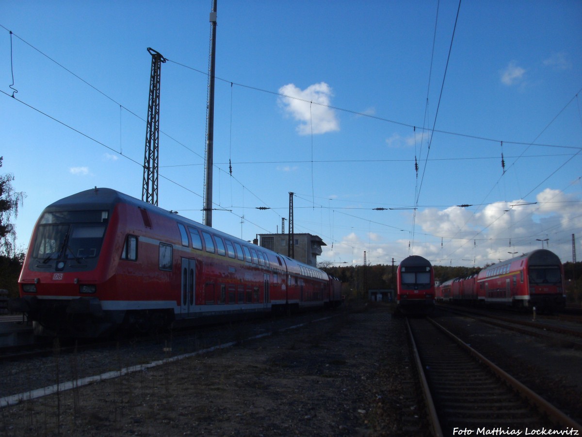Blick auf den Bahnhof Halle-Nietleben, wo sich 2 Z�ge der Linie S7 auf grund des Streiks abgestellt sind und ganz au�en rechts stehen die Z-Gestellten Dostosteuerwagen und 143er am 8.11.14
