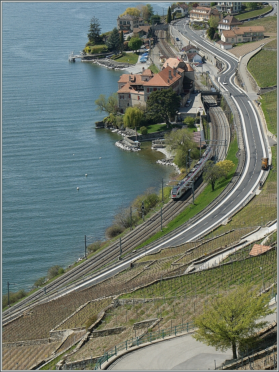 Blick auf den Bahnhof von Rivaz mit einfahrenden FLIRT. 

23 April 2012