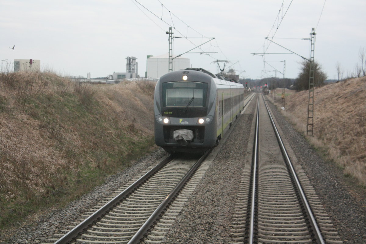 Blick aus der 218 105 auf den 440 103 von agilis zwischen  Obertraubling und S�nching am 23.3.21