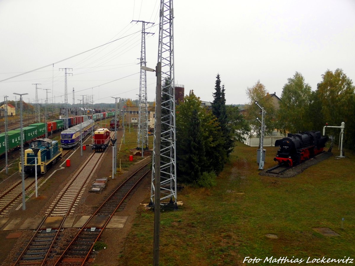 Blick von der Br�ck auf die 295 095, den SVT 137 234, die V75 018 (107 018), auf die Museumslok 52 5679 und die 120 274 in Falkenberg/Elster am 9.10.16