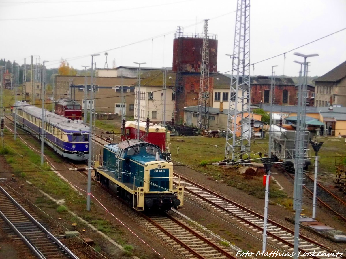 Blick von der Br�ck auf die 295 095, den SVT 137 234, die V75 018 (107 018) und die 120 274 in Falkenberg/Elster am 9.10.16
