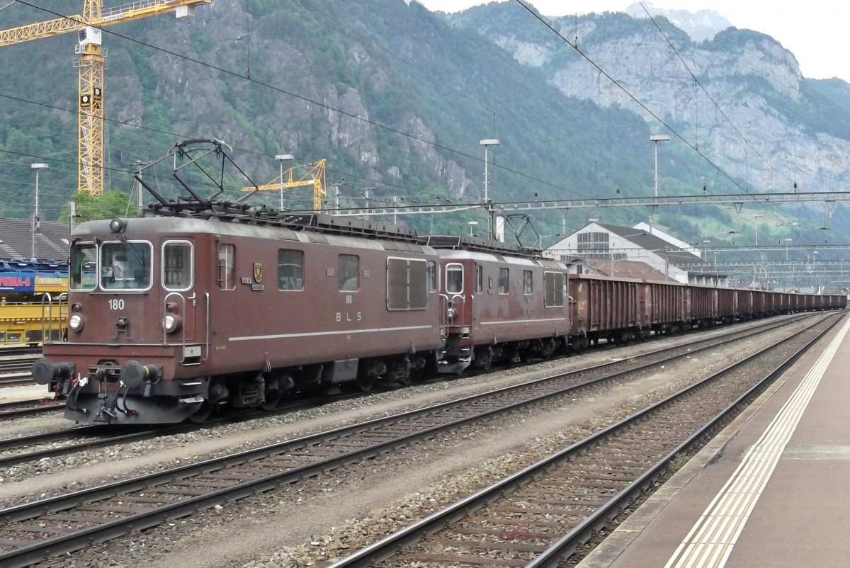 BLS 180 war als Schublok am 4 JUni 2014 in Erstfeld eingefahren, wurde doch am Spitze des Zuges umgesetzt. Dieser wird nach eine Stunde Aufenthalt (lang für Erstfeld!) ohne Schiebelok über den Bückel nach GÖschenen geschickt. 