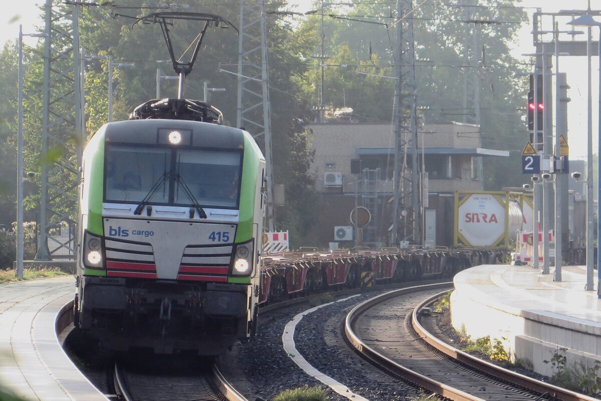 BLS 475 415 am Kopf w�hrend der Passage durch Remagen am Morgen von 23 September 2022.