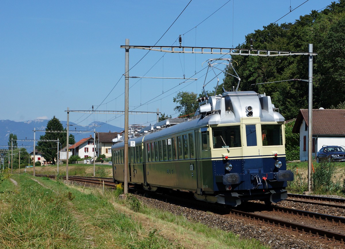 BLS: Der BLAUE PFEIL BCFe 4/6 736 auf Geburtstagsfahrt bei Busswil am 22. August 2015.
Foto: Walter Ruetsch
