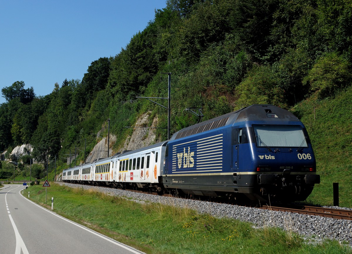 BLS: Der Kambly-Zug mit der unpassenden Re 465 006-5 bei Werthenstein auf der Fahrt nach Bern am 7. August 2015.
Foto: Walter Ruetsch
