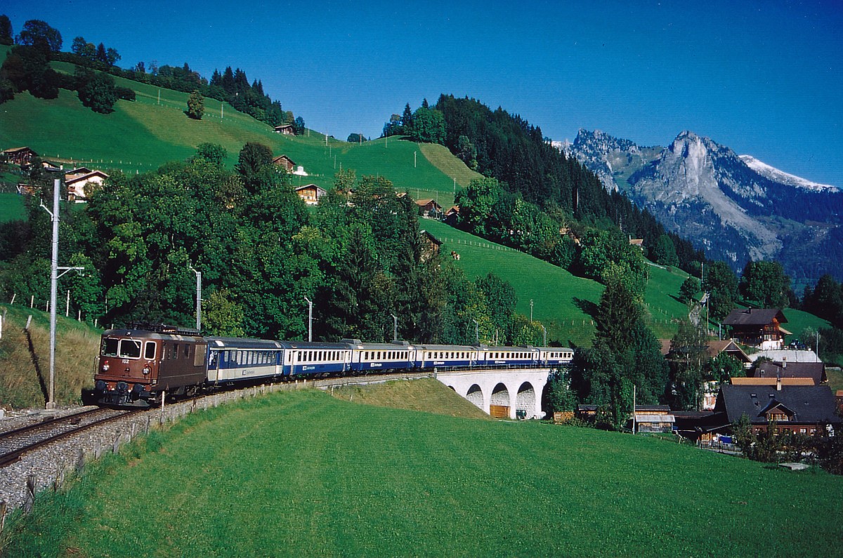 BLS: Interlaken Ost-Zweisimmen mit Re 4/4 162 (1964) bei Weissenbach im Jahre 2002.
Foto: Walter Ruetsch