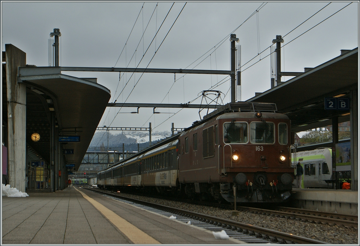 BLS Re 4/4 193  Grenchen  mit dem Goldenpaas RE Interlaken - Zweisimmen beim Halt in Spiez.
24. 11.2013
