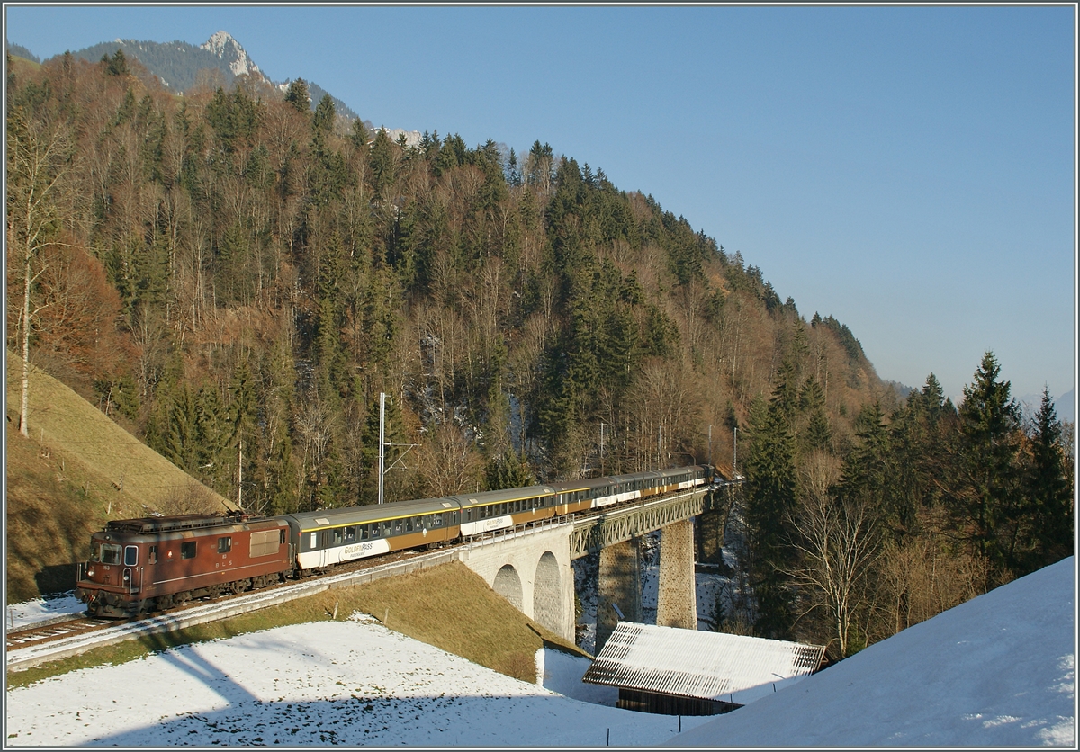 BLS RE 4/4 193  Grenchen  mit einem Goldenpass RE auf der 135 Meter langen Bunschenbachbrücke bei Weissenburg.
5. Dez. 2013