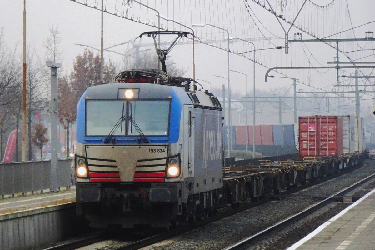 BoxXpres 193 834 durchfahrt mit deren Containerzug Blerick am 16 Dezember 2021.