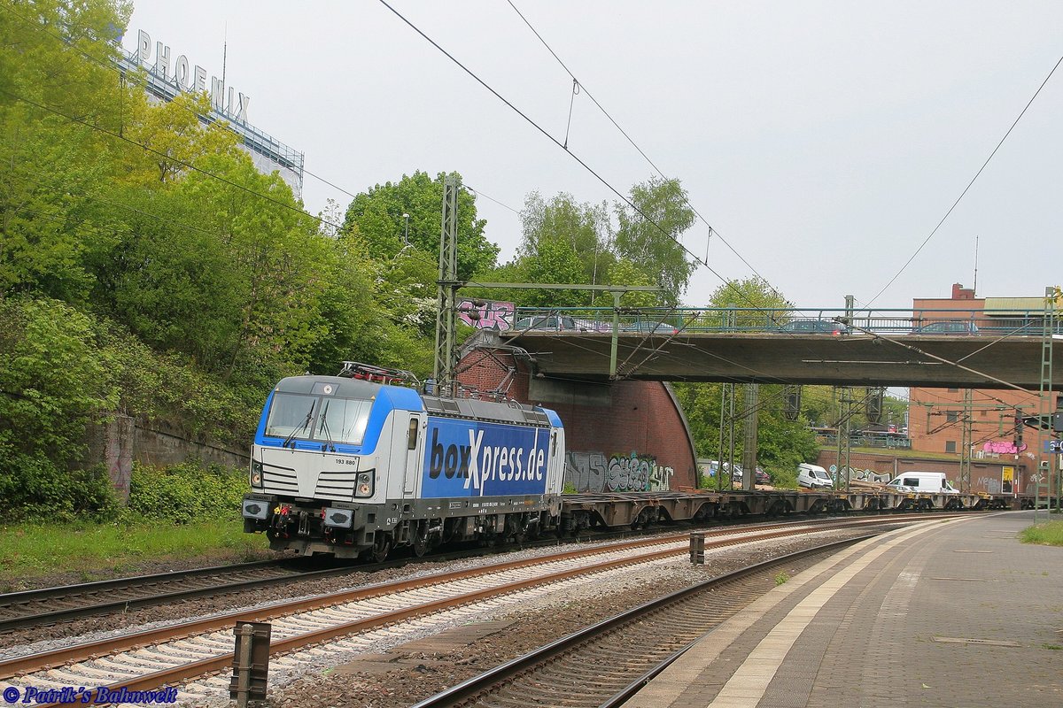 boxXpress 193 880 mit Containerzug
am 08.05.2019 in Hamburg-Harburg