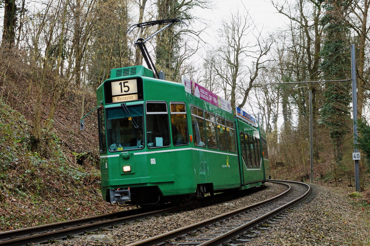 BVB: Auf der Tramlinie 15 wird die Strassenbahn zur  WALDBAHN  wie die Aufnahme vom 1. Februar 2016 des Be 4/6 665 (1990-1991) zeigt.
Foto: Walter Ruetsch 