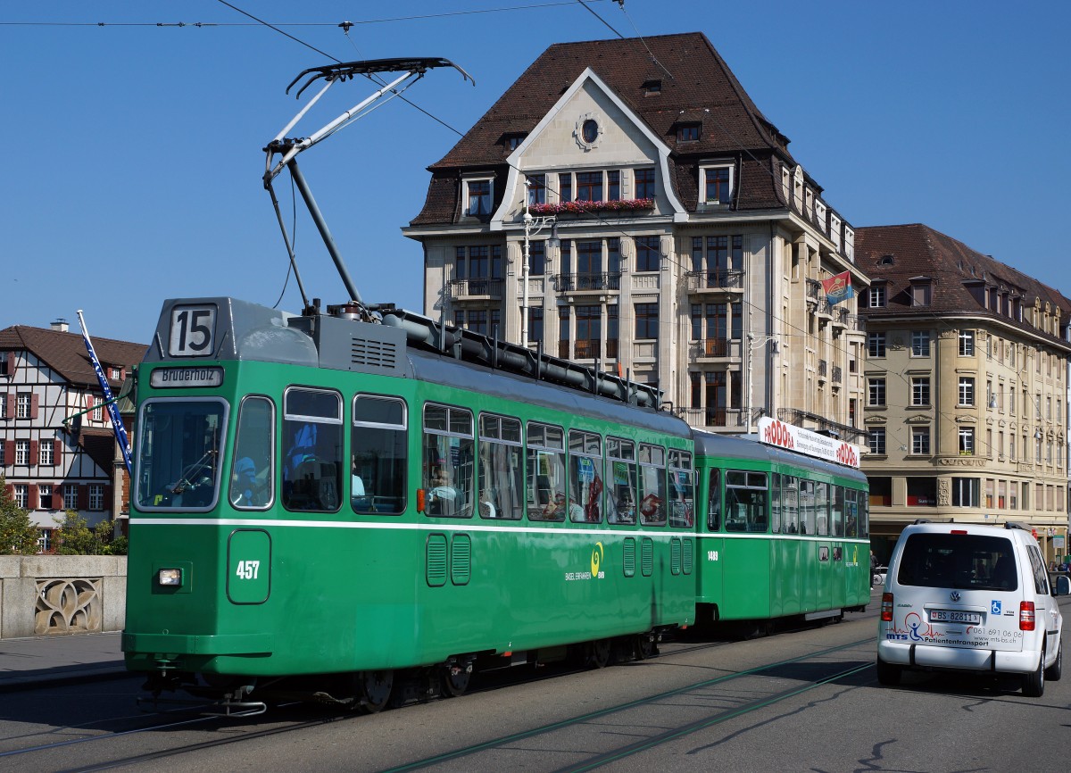 BVB: Den Standard Tram Z�gen bestehend aus Be 4/4 (1967-1968) + B4 naht das Ende. Durch die Inbetriebnahme von mehreren FLEXITYBASEL ist der Bestand bereits stark geschrumpft. Be 4/4 457 (Linie 15) + B4 beim Passieren der Mittleren Rheinbr�cke am 2. Oktober 2015. An Olli: Da sich der erhoffte rote FIAT 500 nicht zeigte, musste ich mich mit einem VW begn�gen ! 
Foto: Walter Ruetsch