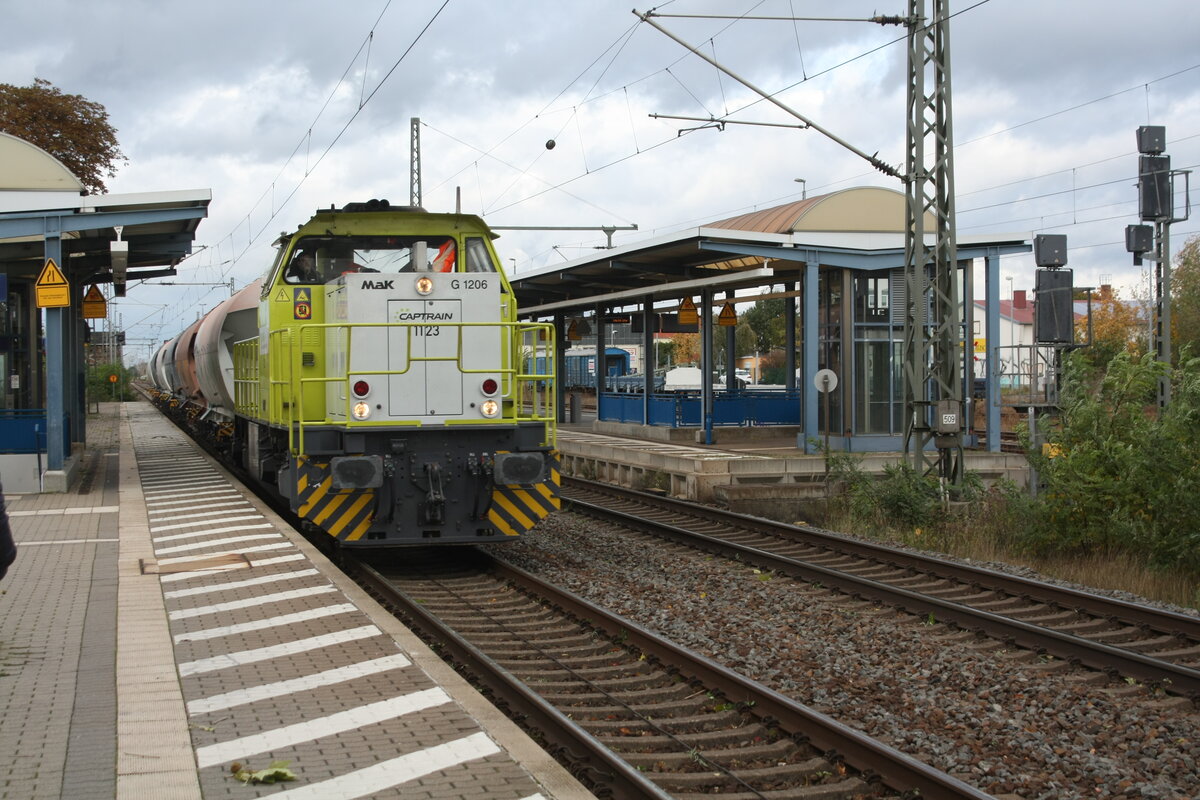 Captain 1123 (G1206) mit einem G�terzug bei der Durchfahrt im Bahnhof Delitzsch unt Bf am 21.10.21