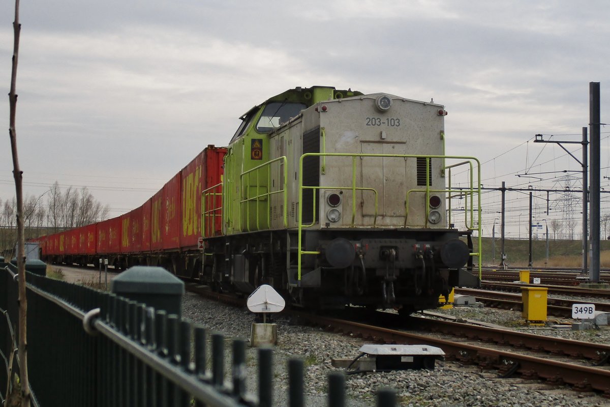 CapTrain 203-103 steht mit ein UBC-Containerzug am 18 M�rz 2018 in Lage Zwaluwe.