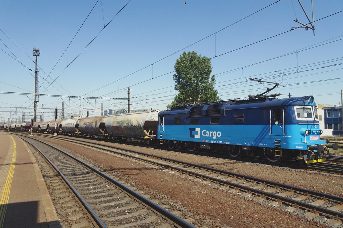 CD Cargo 130 016 schiebt �berraschend ein Getreidezug durch Praha-Liben am 12 Juni 2022.