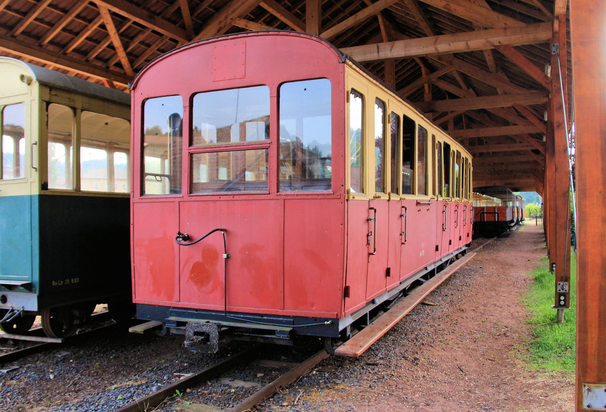 Chemin de Fer Forestier d'Abreschviller : Der WAB Wagen 29, heute im Schuppen von Abreschviller abgestellt. Deutlich sichtbar ist, dass dieser Wagen über keine Stirnwandtüren verfügte. 22.7.18