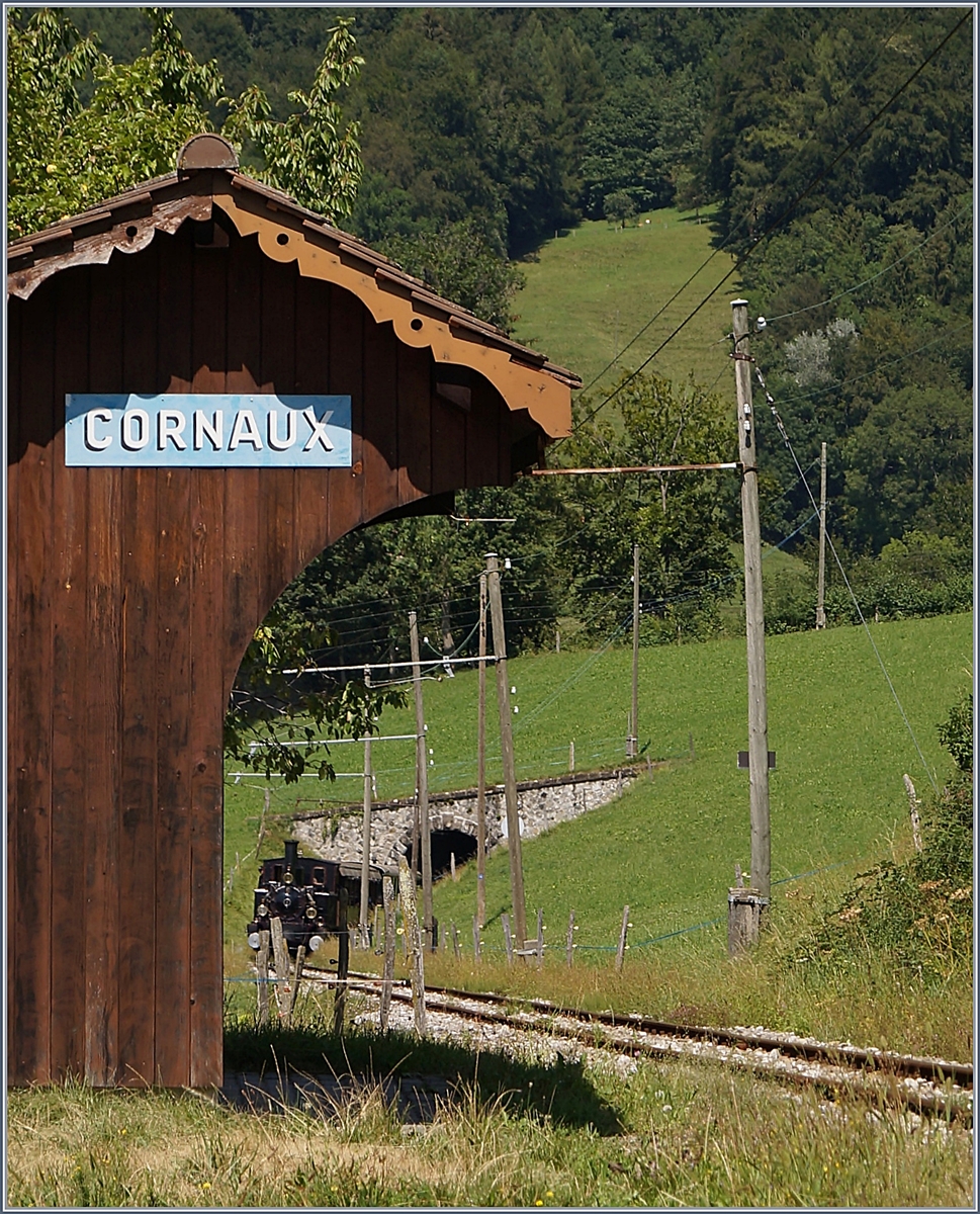 Cornaux, ein kleines, für die Region so typischen Haltestellen-Häuschen an der Museumsbahnstrecke der Blonay-Chambyx Bahn. 

11. Aug. 2019