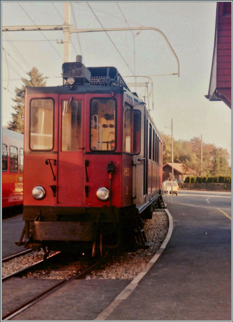 Da der Bestand der Strecke Nyon - La Cure lange Zeit nicht gesichter war, wurde auch auf die Bestellung von neuem Rollmaterial verzichtet, so dass die alter�mlichen Treibwagen ABDe 4/4 noch bis Mitte der Achziger Jahre im Einsatz waren.
Gescanntes Analogbild/St-Cergue im Sommer 1985