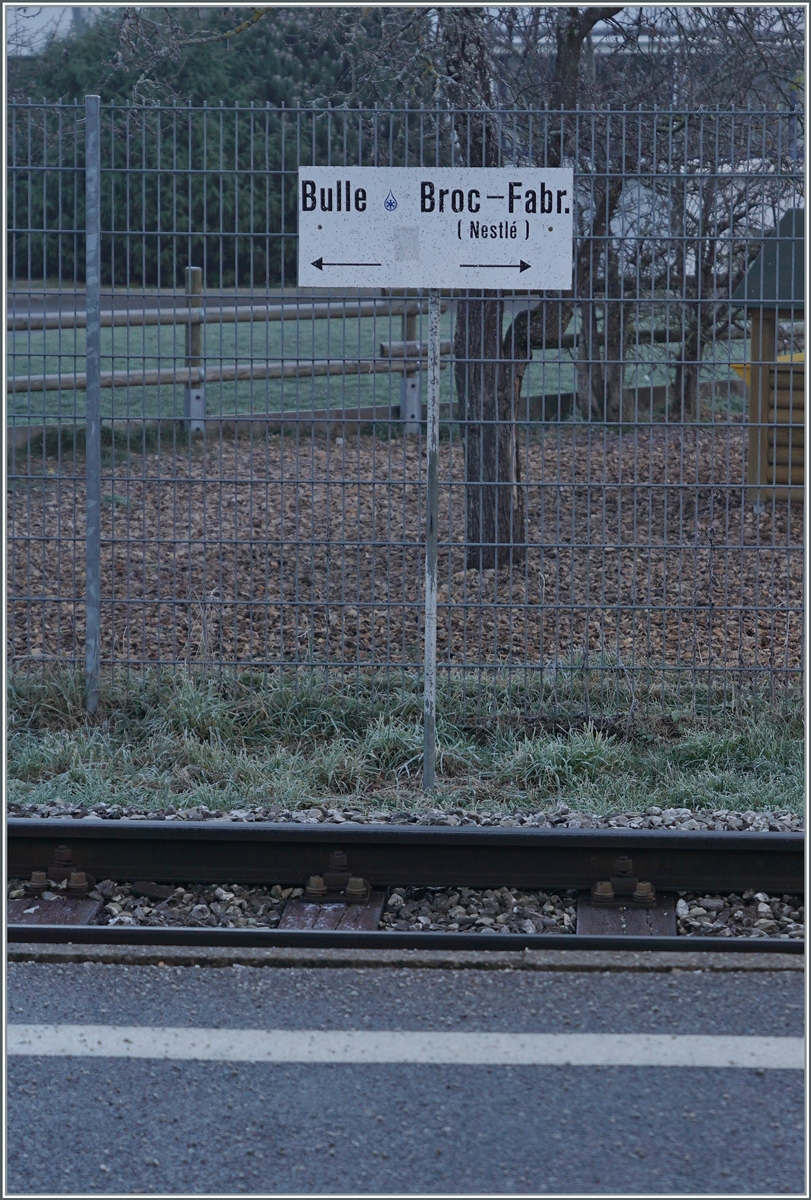 Da geht es lang - ein Hinweissschild in Broc Village. 

26. Nov. 2020