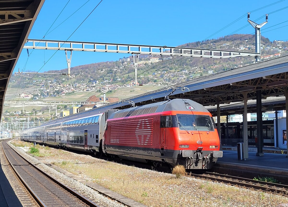 Da dieser IR in Vevey wendet, liegen bei der SBB Re 460 103-5 beide Stromabnehmer an der Fahrleitung.
11.April 2025