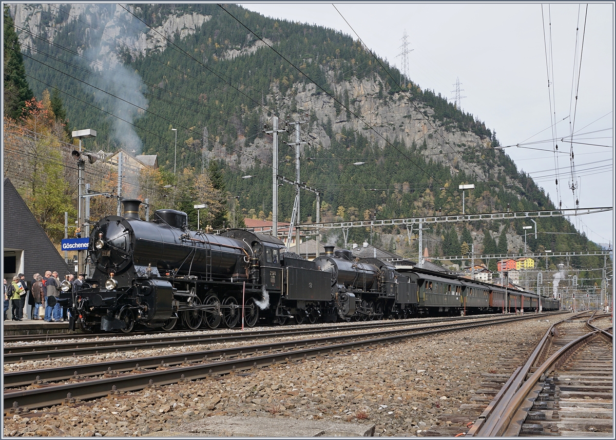 Dampf am Gotthard, und dann erst noch mit zwei  Elefanten !
C 5/6 2978 und 2969 mit ihrem Dampfextrazug in Göschenen.
21.10.2017 
