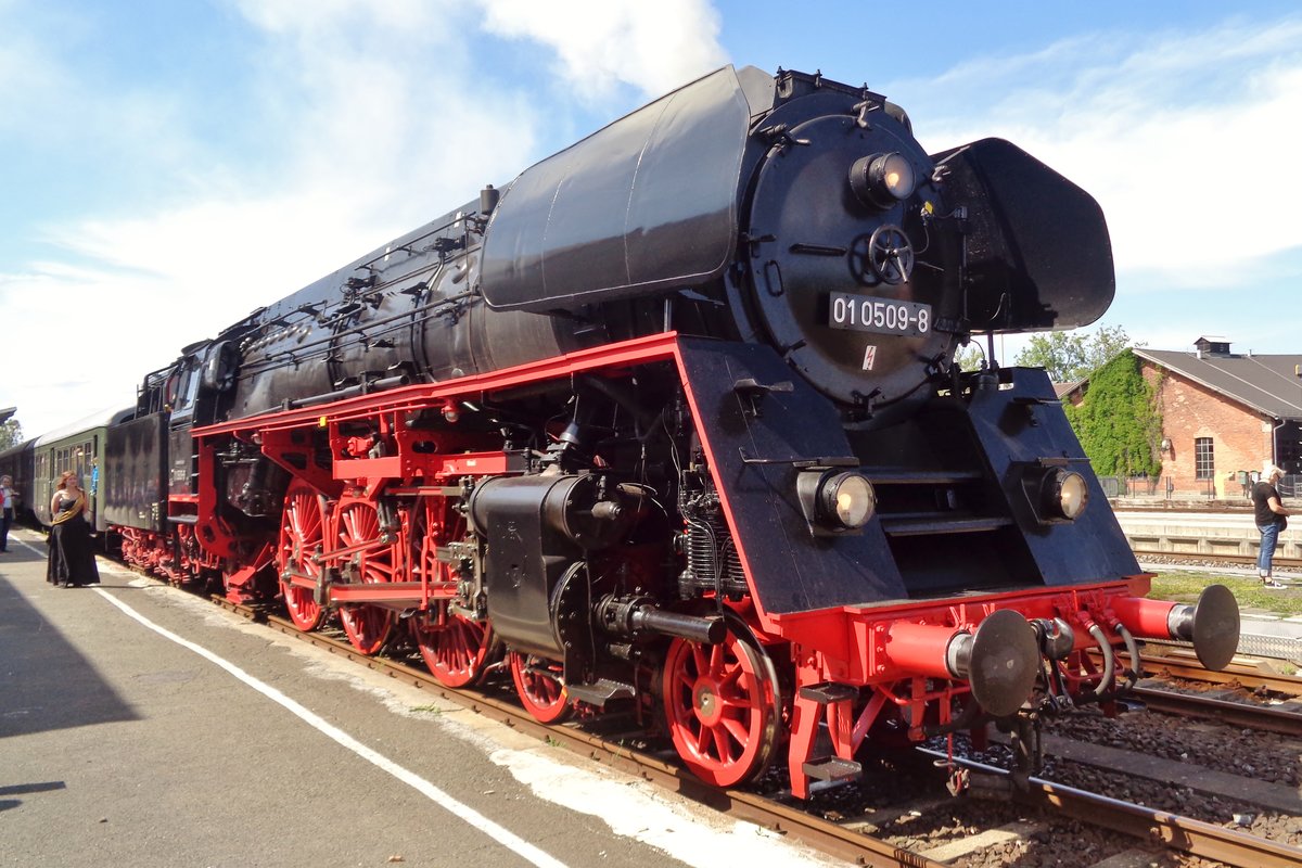 Dampfpendelzug für die Schiefe Ebene mit 01 0509 verlässt am 20 Mai 2018 Neuenmarkt-Wirsberg. 