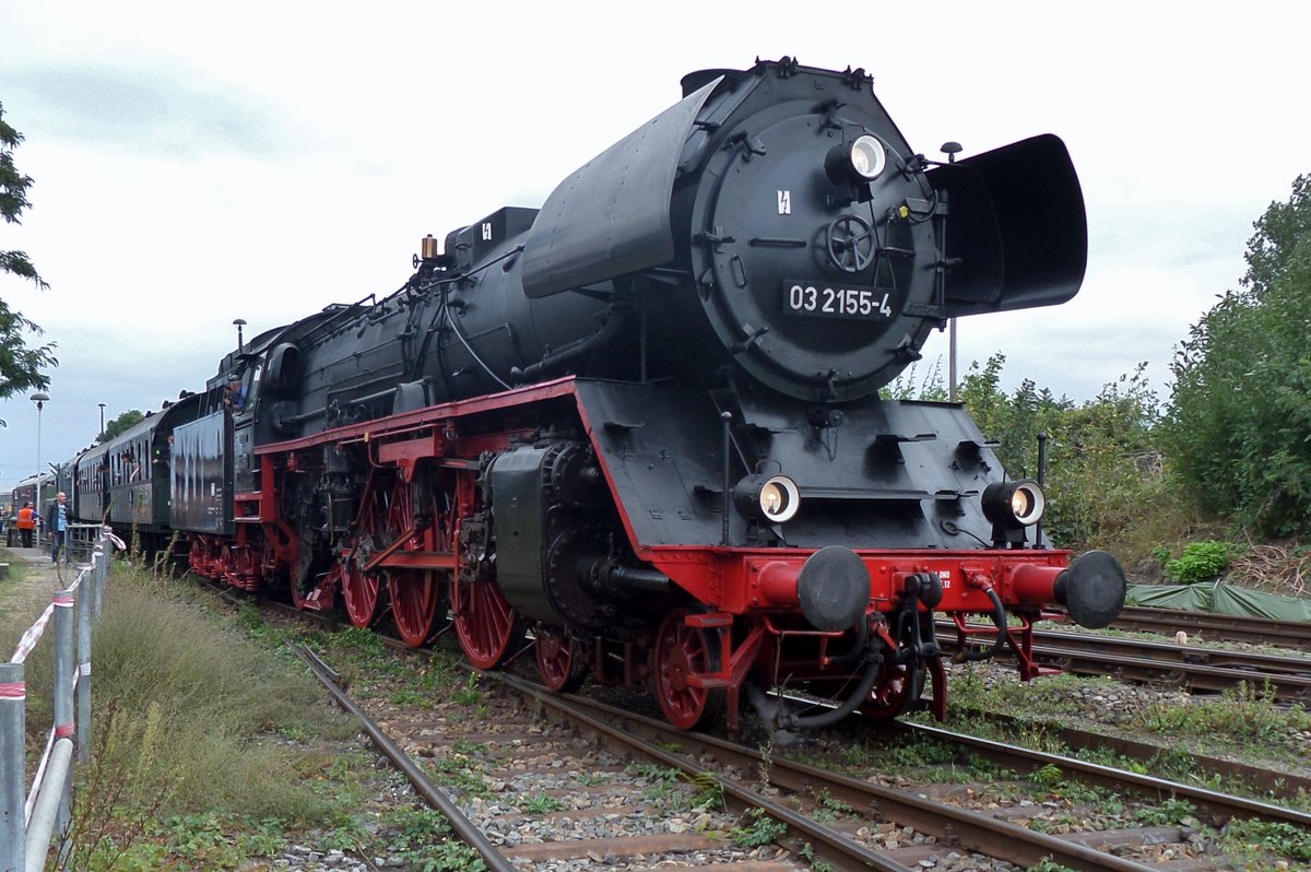 Dampfsonderzug mit 03 2155 verlasst am 18 September 2016 Berlin-Sch�neweide.