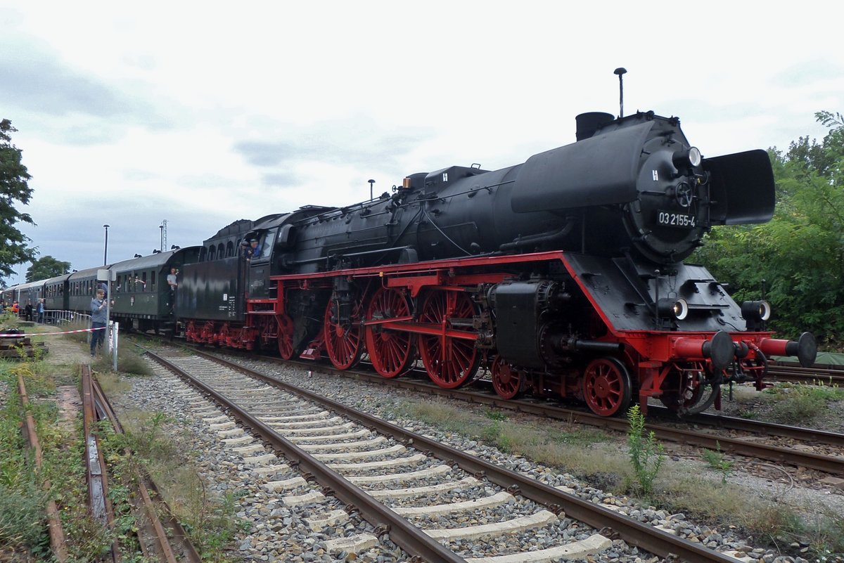 Dampfsonderzug mit 03 2155 verlasst am 18 September 2016 Berlin-Sch�neweide.