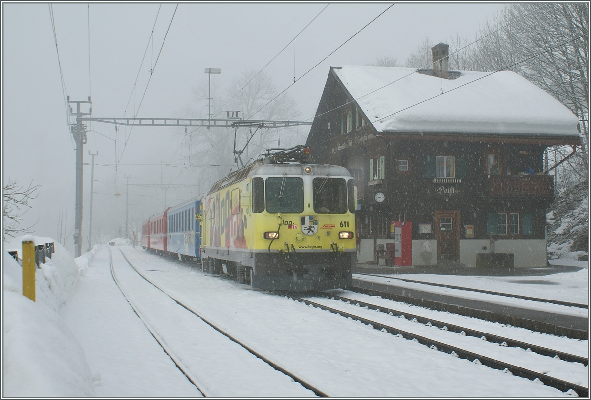 Dank der  Login  RhB Ge 4/4 II 611 ergab sich ein äusserst bunter Arosabahnzug. 
Peist, den 3. März 2009