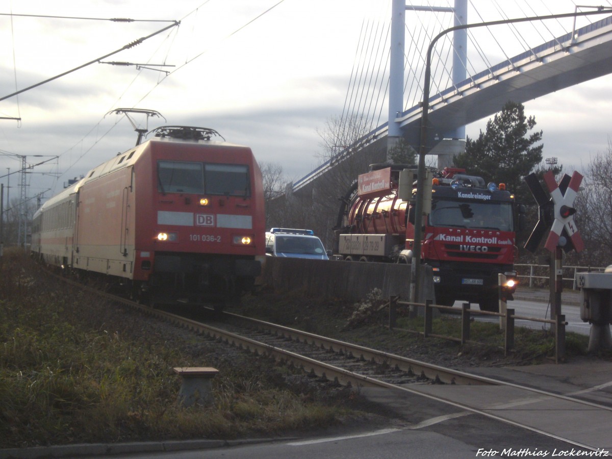 das erste Foto nach dem Bauarbeiten in Bad kleinen kam 101 036-2 als Intercity (IC) mit ziel Ostseebad Binz auf&acute;m d�nhom mir entgegen und konnte somit das erste Foto wieder mmachen am 16.12.13