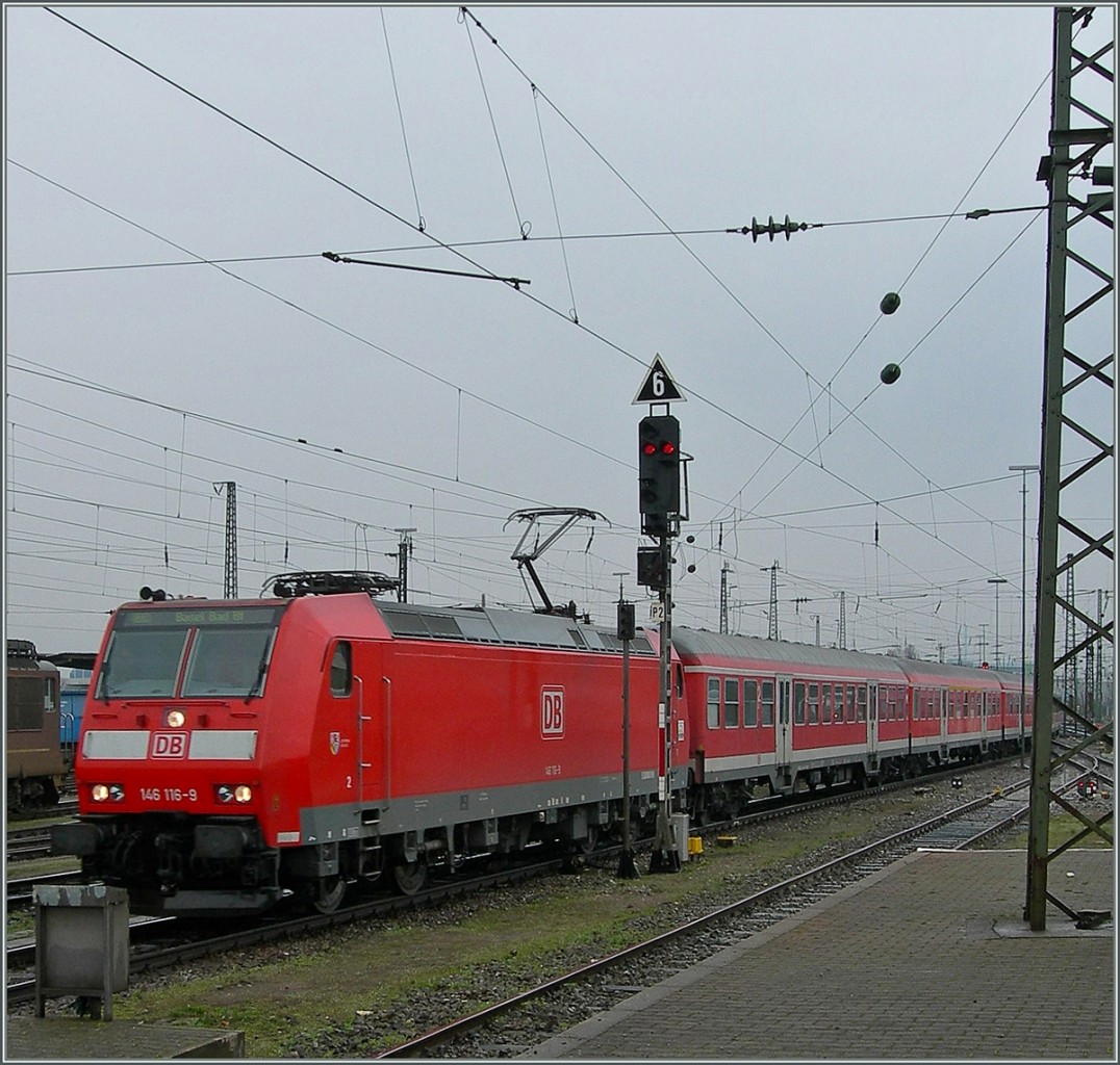 DB 146 116-9 mit  ex Silberlingen  in Basel Bad. Bf.
12. April 2006
