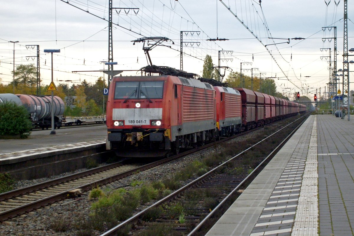 DB 189 041 hat mit deren Erzbomber beim durchfahren von Emmerich am 14 November 2019 die Nase vorn.