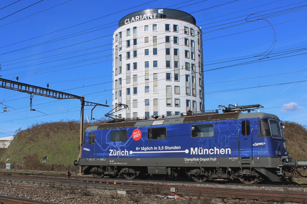 DDF, ex-SBB 421 379 wirbt f�r die schnellere Verbindung Z�rich<=>M�nchen am 13 Februar 2024 bein Passage durch Pratteln.