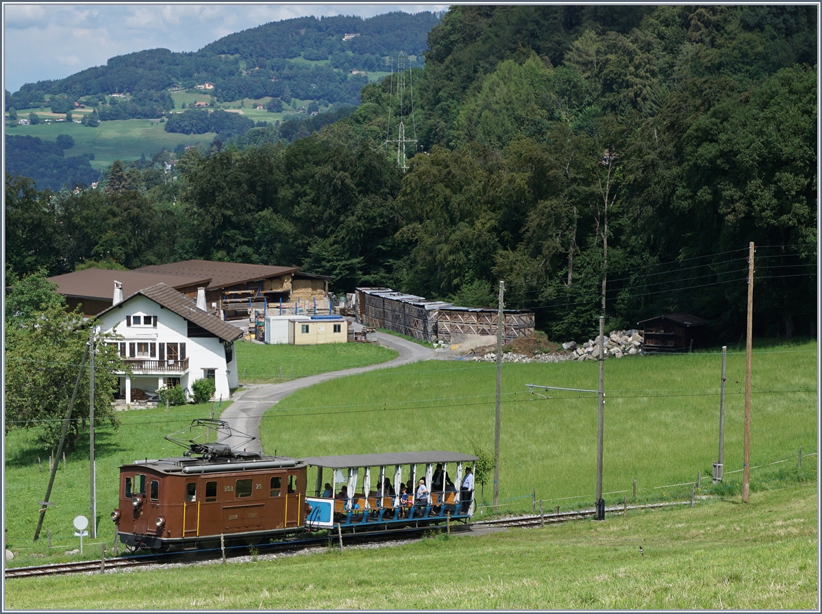Dei BOB HGe 3/3 29 mit  einem Tessiner Sommerwagen an der Waadländer Riviera - 1. August 2016 bei der Blonay Chamby Bahn.
