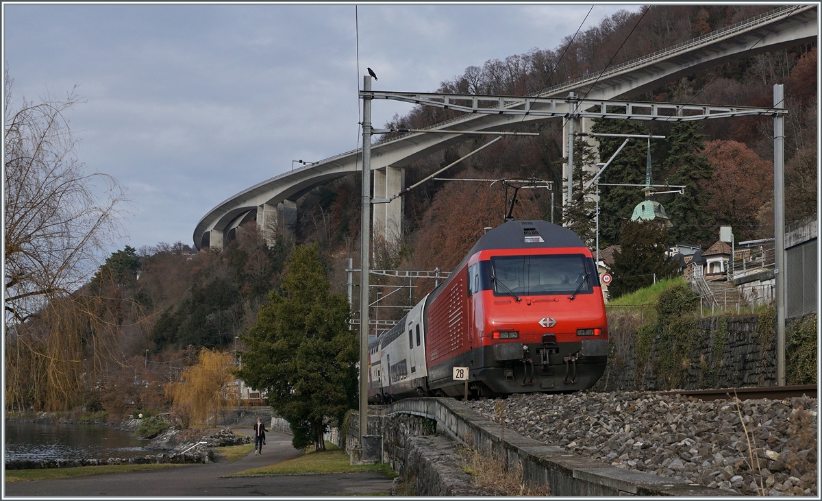 Den Doppelstockzug auf dem Weg von Brig nach Genève Aéroport schiebt eine SBB Re 460. 
Das Bild entstand bei Villeneuve. 

3. Jan. 2022