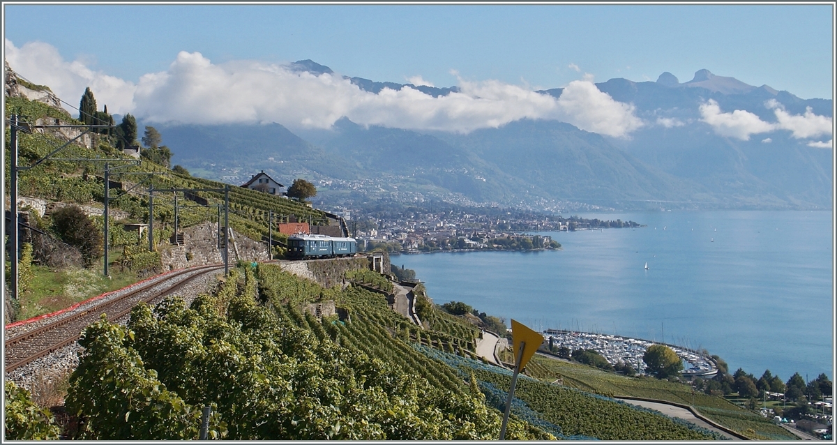 Der 50 J�hrige ABDe 4/4 12 der MThB (bzw. des Vereins Historische MThB) auf seiner Jubil�ums Herbstfahrt vom Thurgau �bers Emmental und den L�tschberg nach Brig und dann der Rohne entlang bis in die Rebberge des Lavaux; hier kurz vor Chexbres auf der R�ckfahrt in den Thurgau am 4. Oktober 2015.