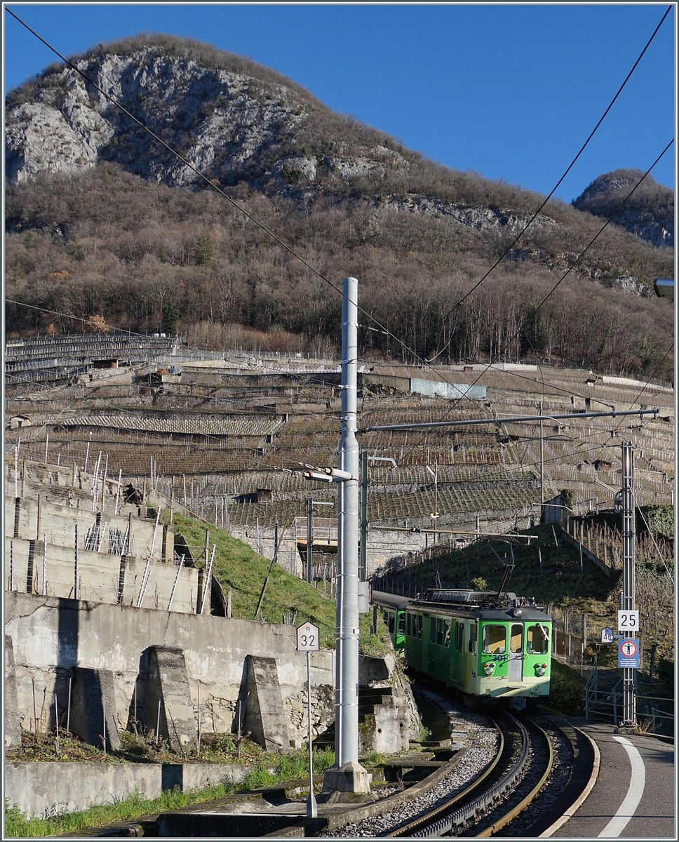 Der A-L BDeh 4/4 301 mit Bt verlässt Aigle Dépôt und fährt in Richtung Leysin weiter. 

27. Jan. 2024