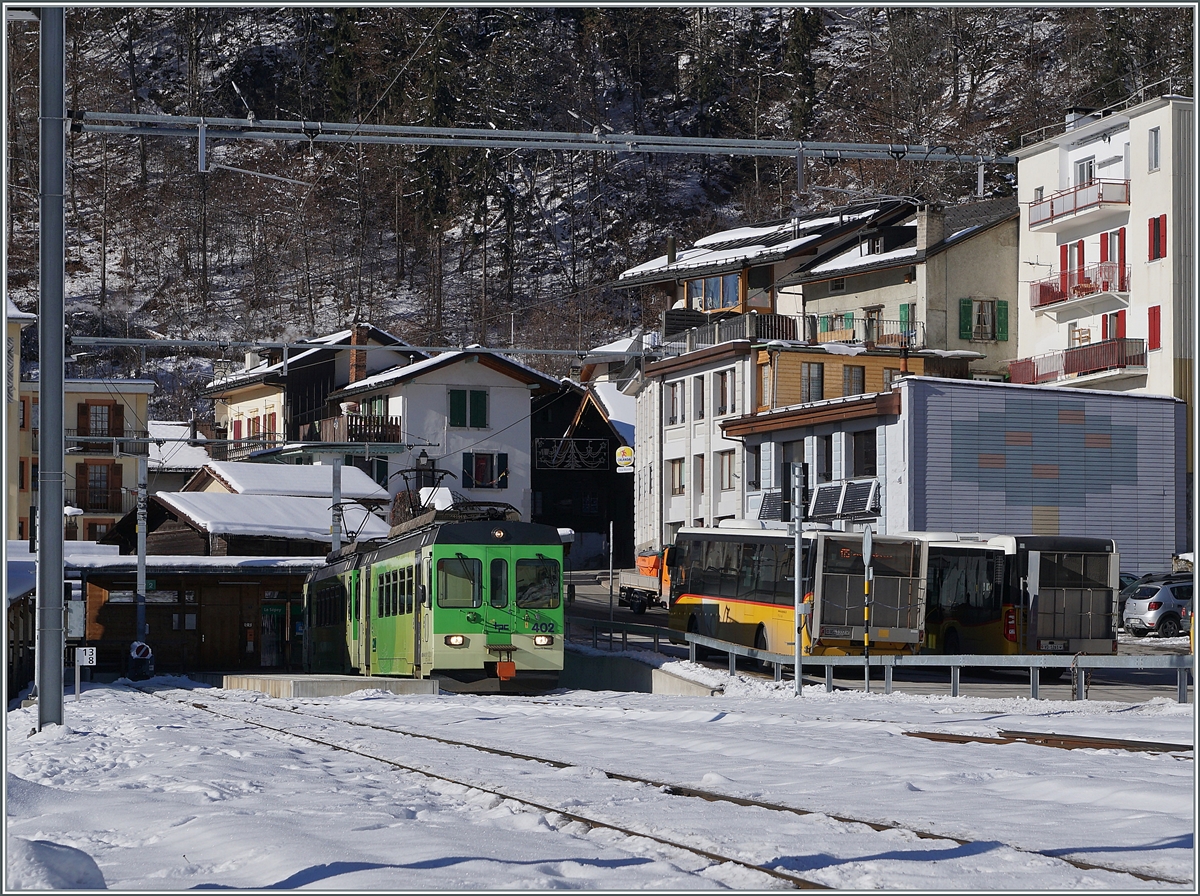 Der von Aigle in Le Sépey eingefahrend ASD Regionalzug nach Les Diablerets, bestehend aus den beiden Triebwagen BDe 4/4 402 und 401 wartet im kleine Kopfbahnhof auf die Weiterfahrt nach Les Diablerets. 

11. Jan. 2021