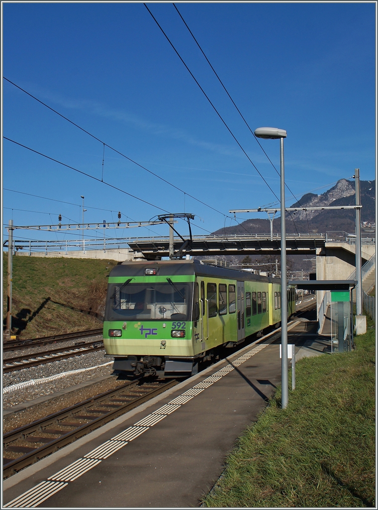 Der AOMC Beh 4/8 592 beim Halt in Aigle Hôpital. 
25. Jan. 2016