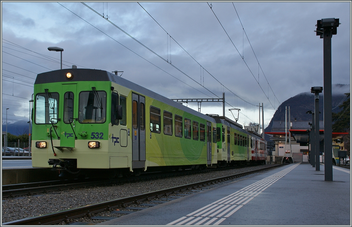 Der AOMC Regionalzug 30 von Aigle nach Chmpéry besehet in Anbetracht guter Wintersportverhälnisse neben dem üblichen Bt und Beh 4/4 aus einem weitern Behe 4/4. 
Aigle, den 5. Jan. 2014