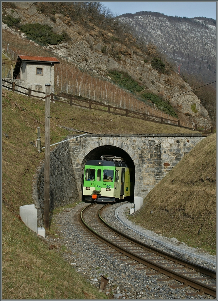 Der ASD BDe 4/4 401 verässt auf seiner Fahrt Richtung Les Diablerets den kurzen Tunnel bei Verchiez.
25. Jan. 2014