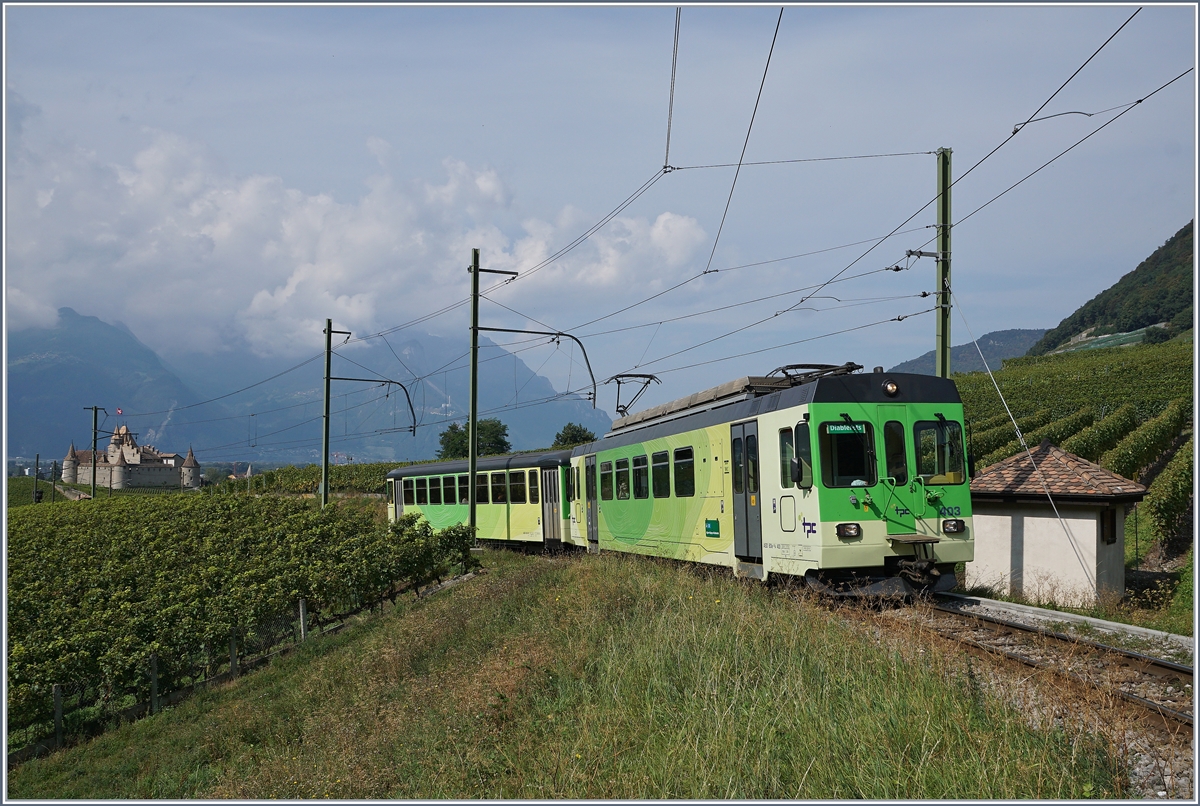 Der ASD BDe 4/4 403 mit seinem (ex Birsigtalbahn) Bt als Regionalzug 440 auf der Fahrt nach Les Diablerets oberhalb von Aigle.
23. Sept. 2016