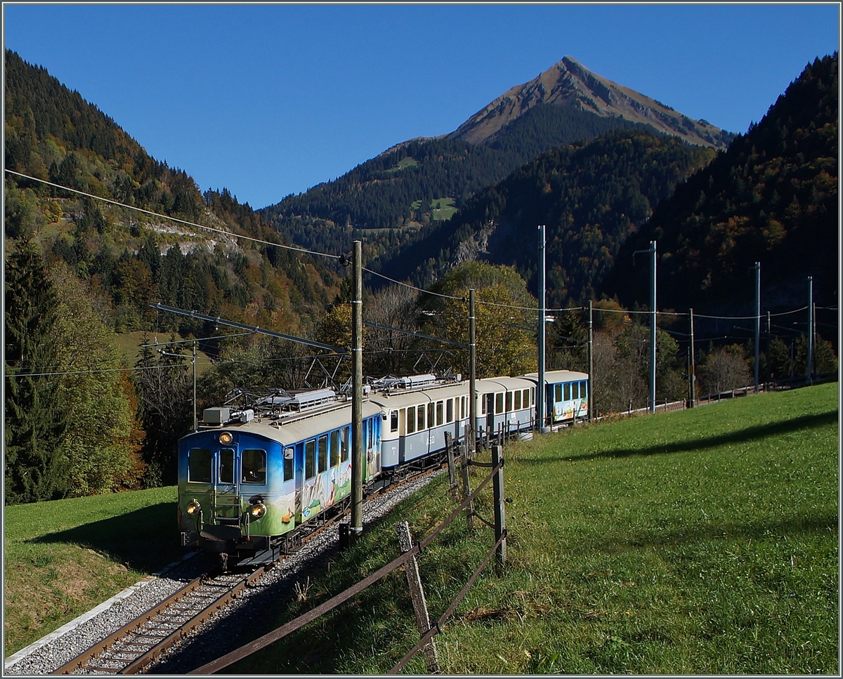 Der ASD BDe 4/4 N� 2 und BCFe 4/4 N� 1 erreichen mit ihrem Extrazug Les Planches. 
18. Oktober 2014