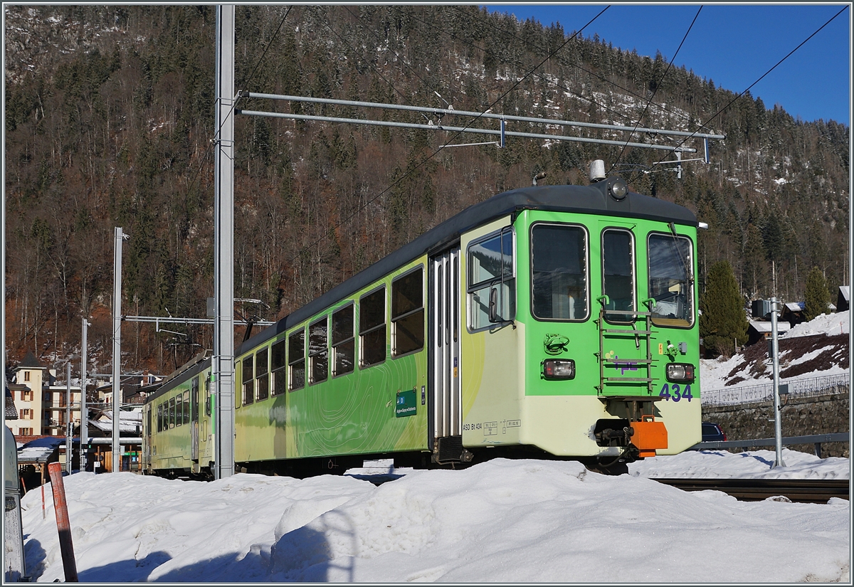 Der ASD Regionalzg 427 von Les Diablerets nach Aigle erreicht den kleinen Kopfbahnhof von Le Sépey. 

8. Februar 2021